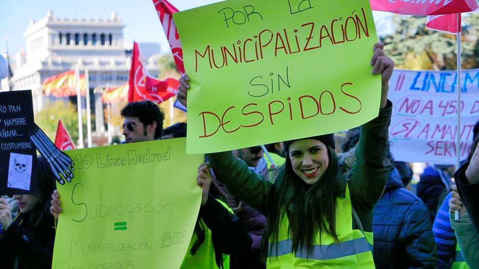 Concentración de trabajadoras de Linea Madrid en Cibeles