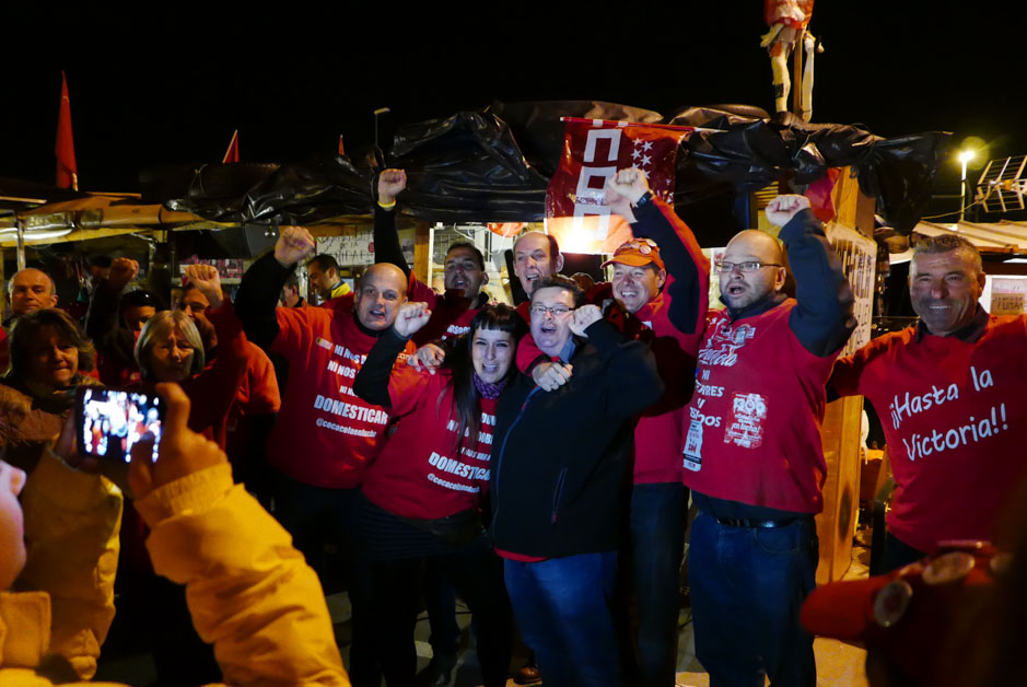Los trabajadores de Coca Cola entran a trabajar en la fábrica tras más de un año de lucha