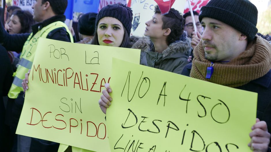 Concentración de trabajadoras de Linea Madrid en Cibeles