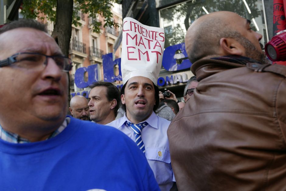 Concentración en defensa de la EMT frente a la sede del PP en Madrid