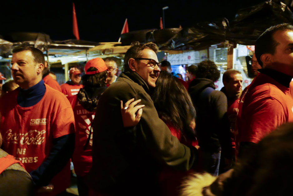 Los trabajadores de Coca Cola entran a trabajar en la fábrica tras más de un año de lucha