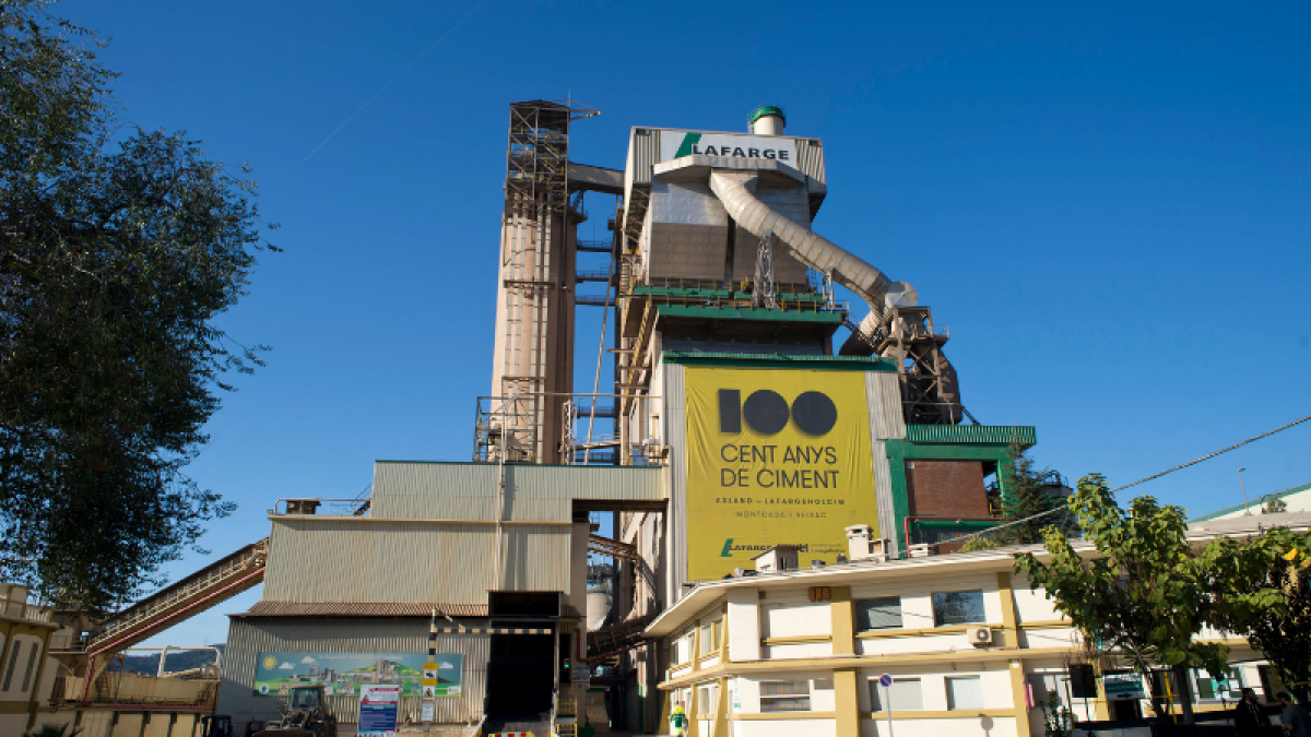 Patronal y sindicatos de la industria cementera catalana defienden la continuidad de la fábrica de Montcada i Reixac