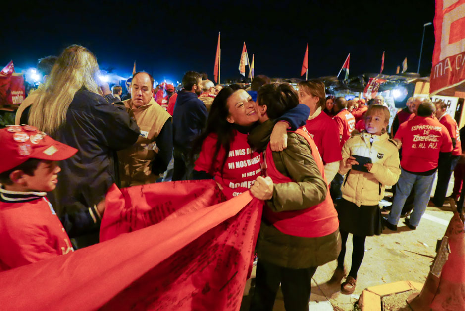 Los trabajadores de Coca Cola entran a trabajar en la fábrica tras más de un año de lucha