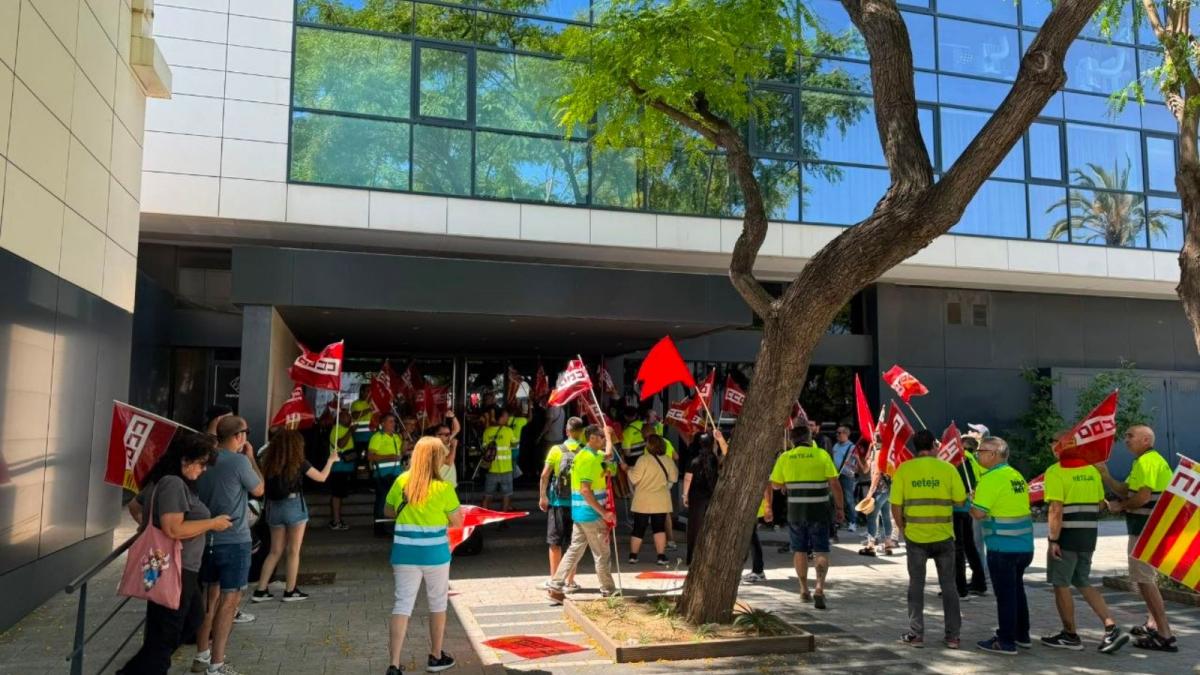 La plantilla de Urbaser se moviliza en Mercabarna ¡Por un convenio justo!