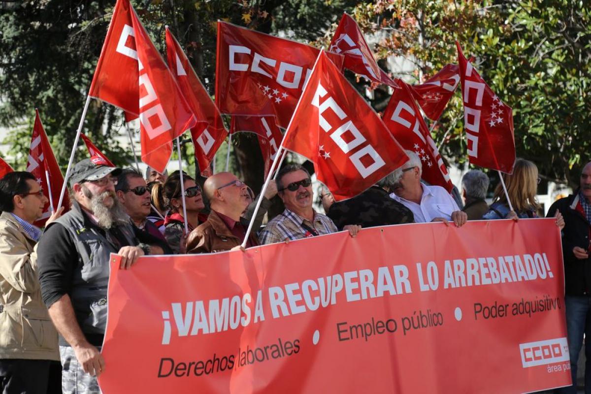 Concentración frente al Congreso de los Diputados en la campaña #RecuperarloArrebatado