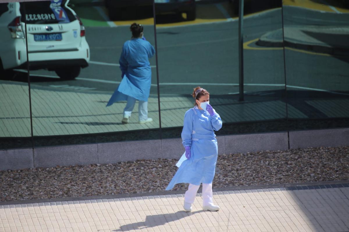 Una sanitaria madrileña trabajando contra el coronavirus