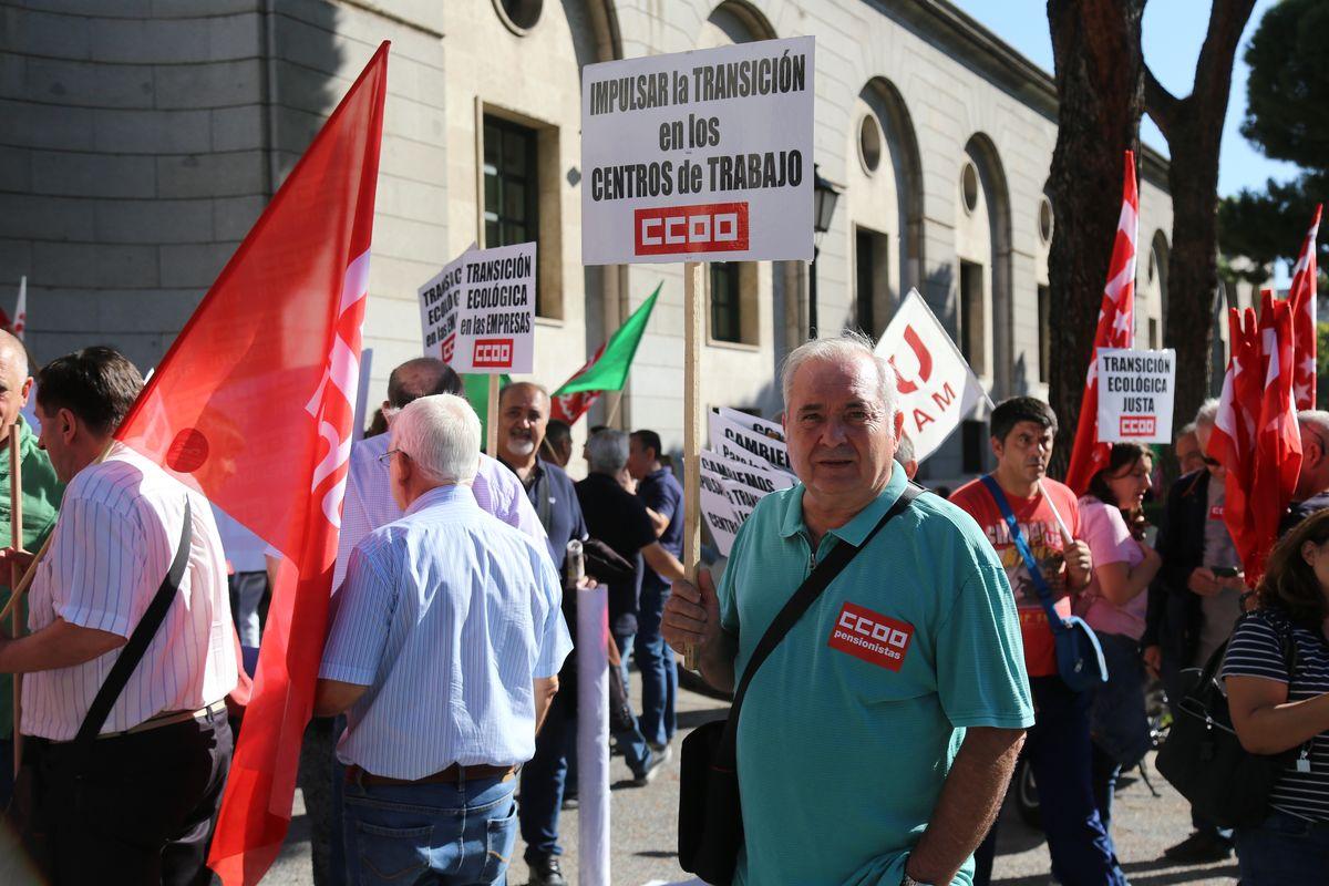 Los sindicatos se concentran ante el MITECO reclamando una Estrategia de Transición Justa con Diálogo Social