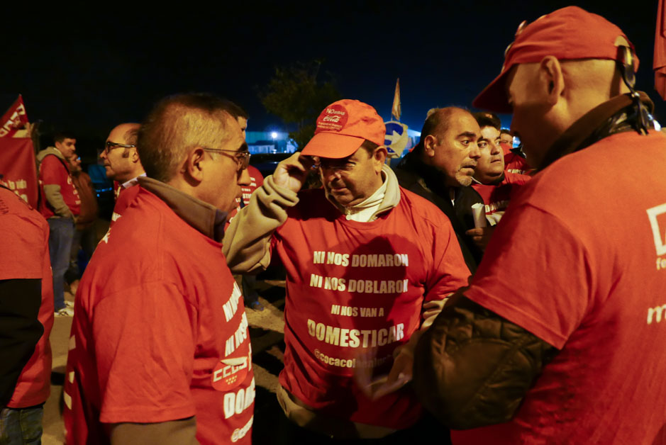 Los trabajadores de Coca Cola entran a trabajar en la fábrica tras más de un año de lucha