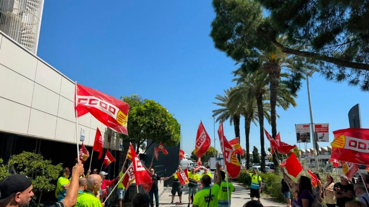 La plantilla de Urbaser se moviliza en Mercabarna ¡Por un convenio justo!