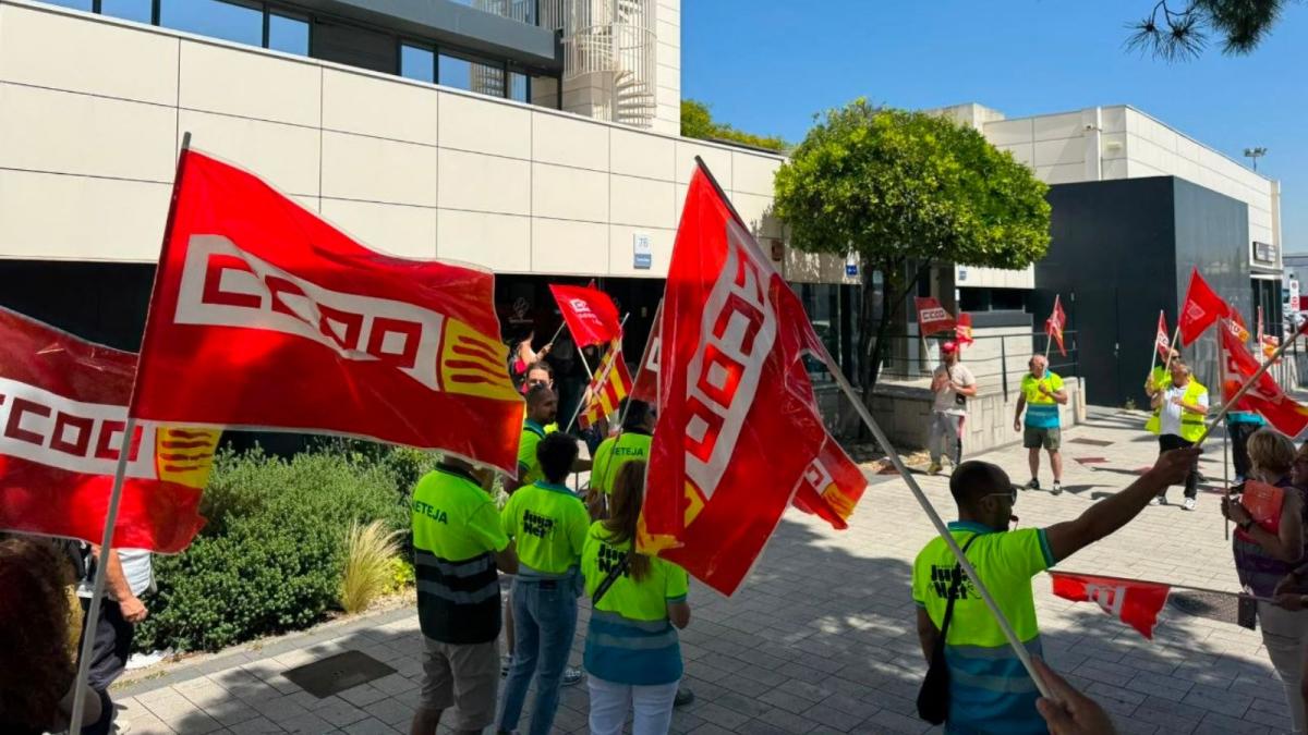 La plantilla de Urbaser se moviliza en Mercabarna ¡Por un convenio justo!