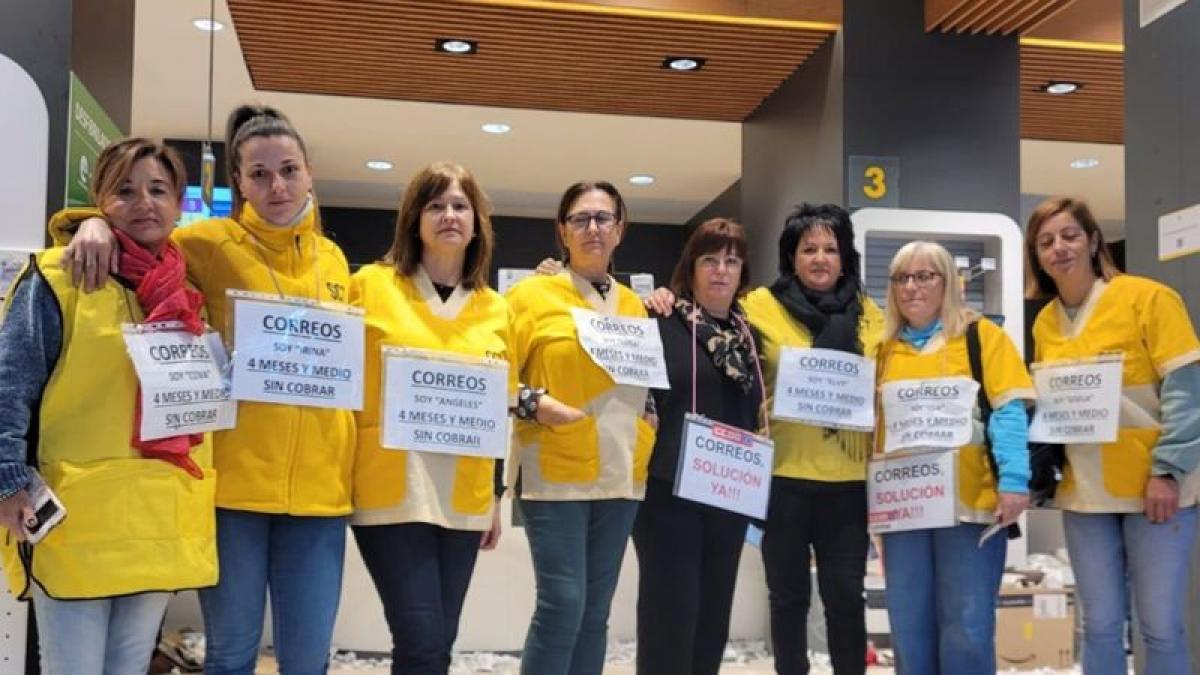 Encierro de las trabajadoras de Limpieza de Correos en huelga en la oficina central de Oviedo