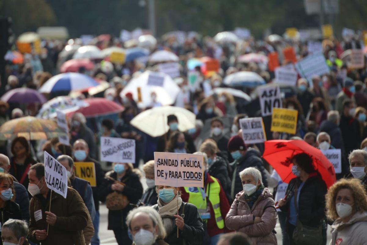 Una contundente Marea Blanca rechaza la gestión sanitaria del Gobierno de Ayuso