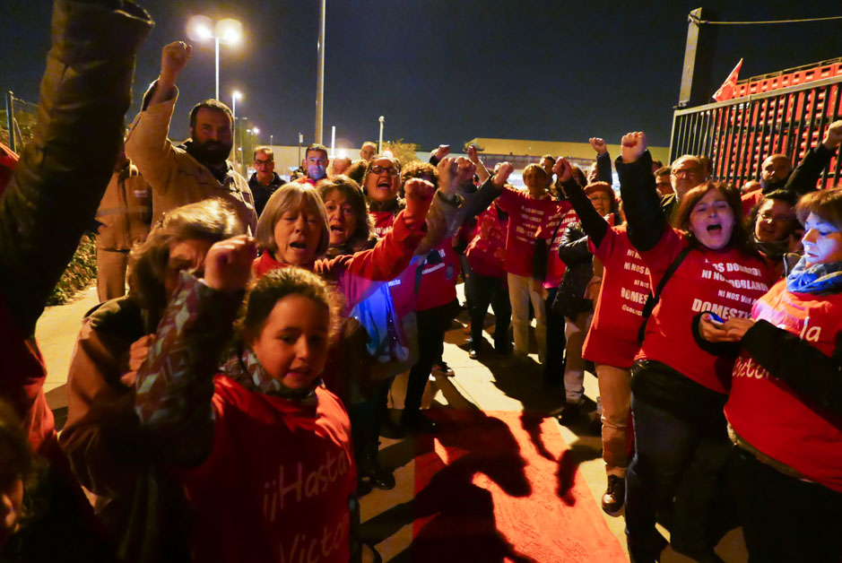 Los trabajadores de Coca Cola entran a trabajar en la fábrica tras más de un año de lucha