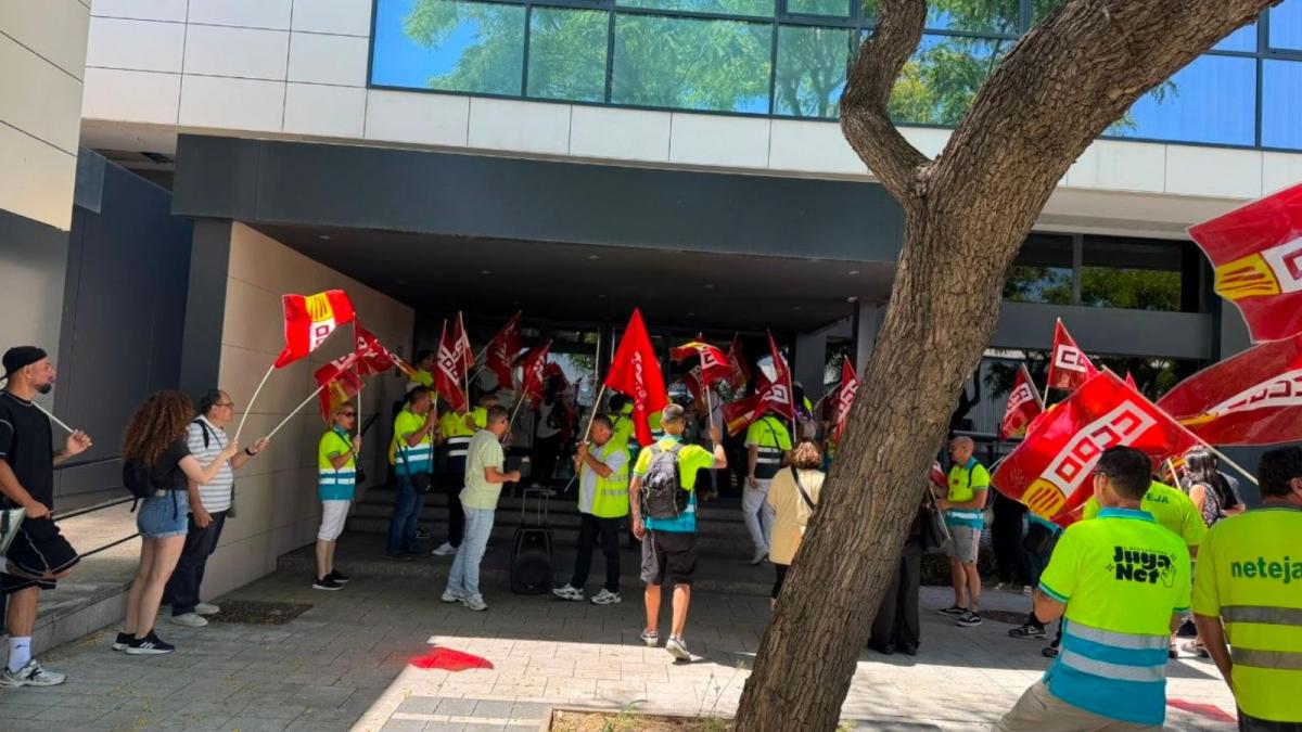 La plantilla de Urbaser se moviliza en Mercabarna ¡Por un convenio justo!