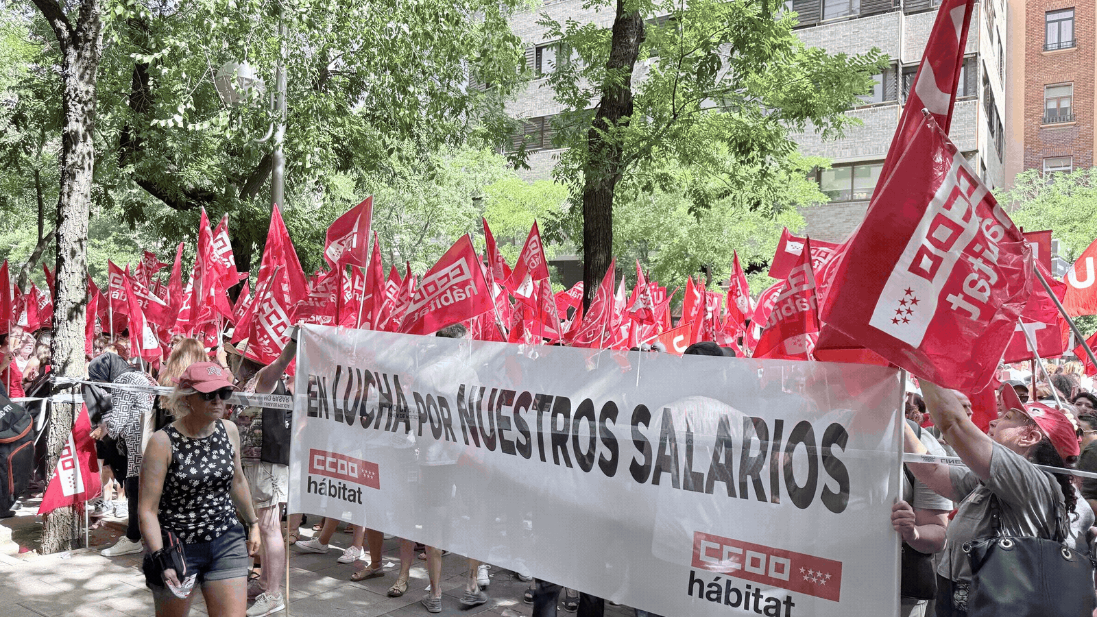 Cerca de un millar de trabajadoras y trabajadores de limpieza exigen un convenio digno en Madrid
