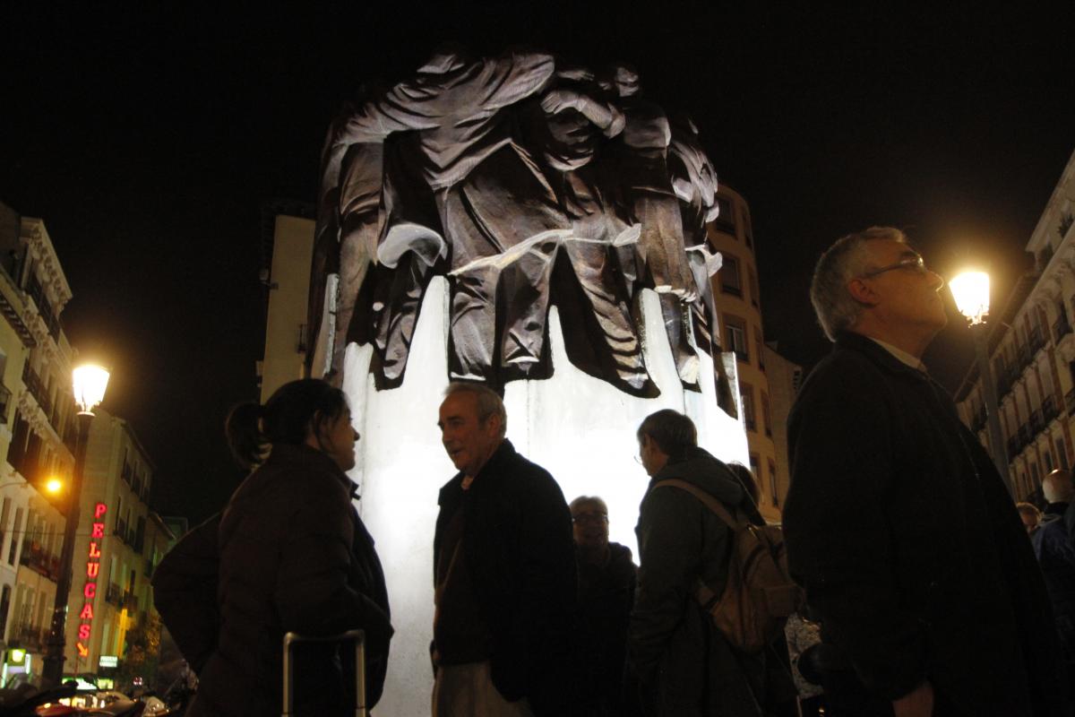 Escultura "El Abrazo", en la plaza de Antón Martín de Madrid
