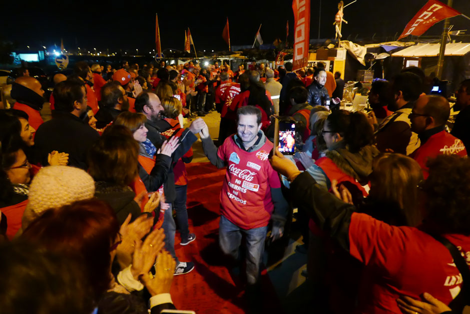 Los trabajadores de Coca Cola entran a trabajar en la fábrica tras más de un año de lucha