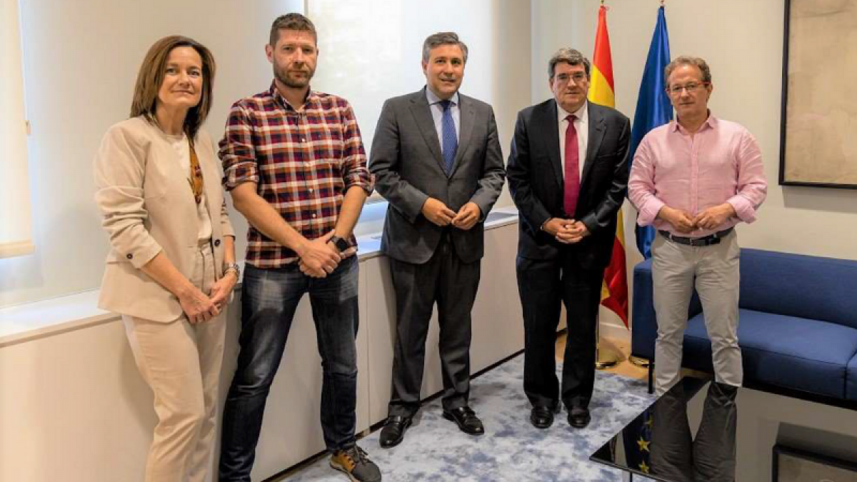 Daniel Barragán junto con los firmantes del preacuerdo del convenio de construcción UGT-FICA y CNC se reúnen con José Luis Escrivá