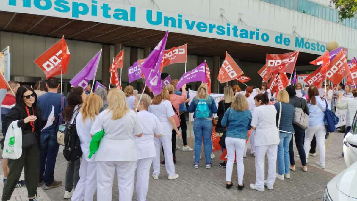El servicio de limpieza del Hospital Universitario de Mstoles se concentra para pedir que se cumpla el convenio colectivo