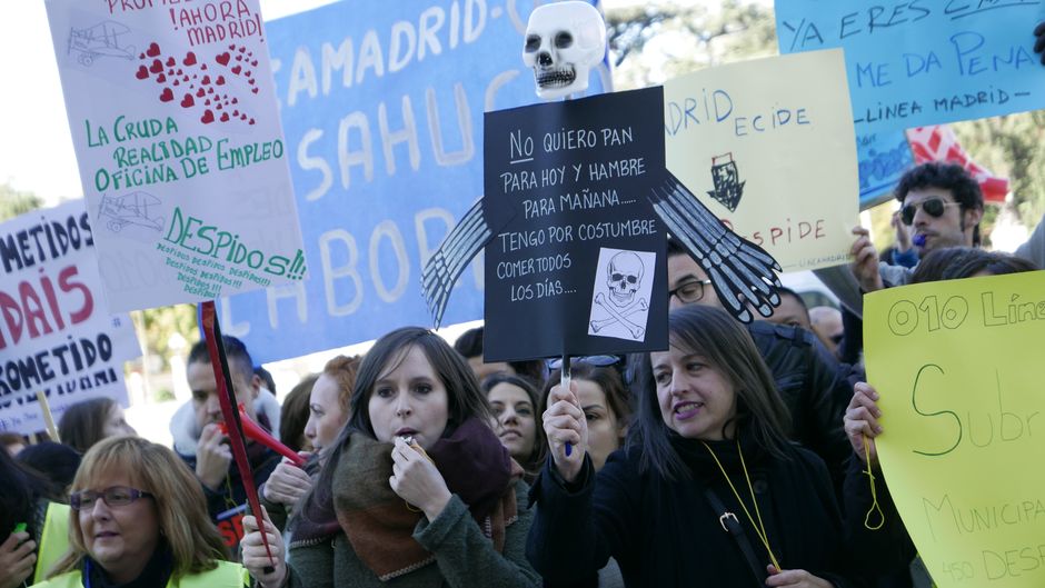 Concentración de trabajadoras de Linea Madrid en Cibeles