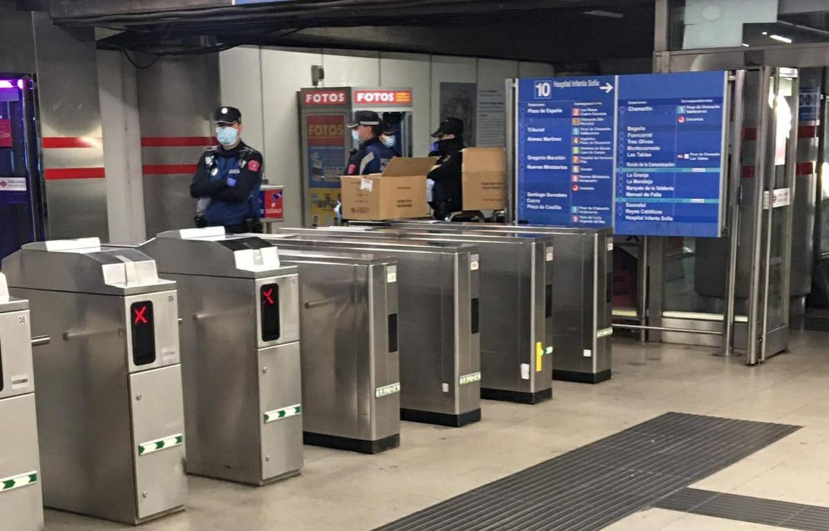 Reparto de mascarillas en una estación de Metro de Madrid