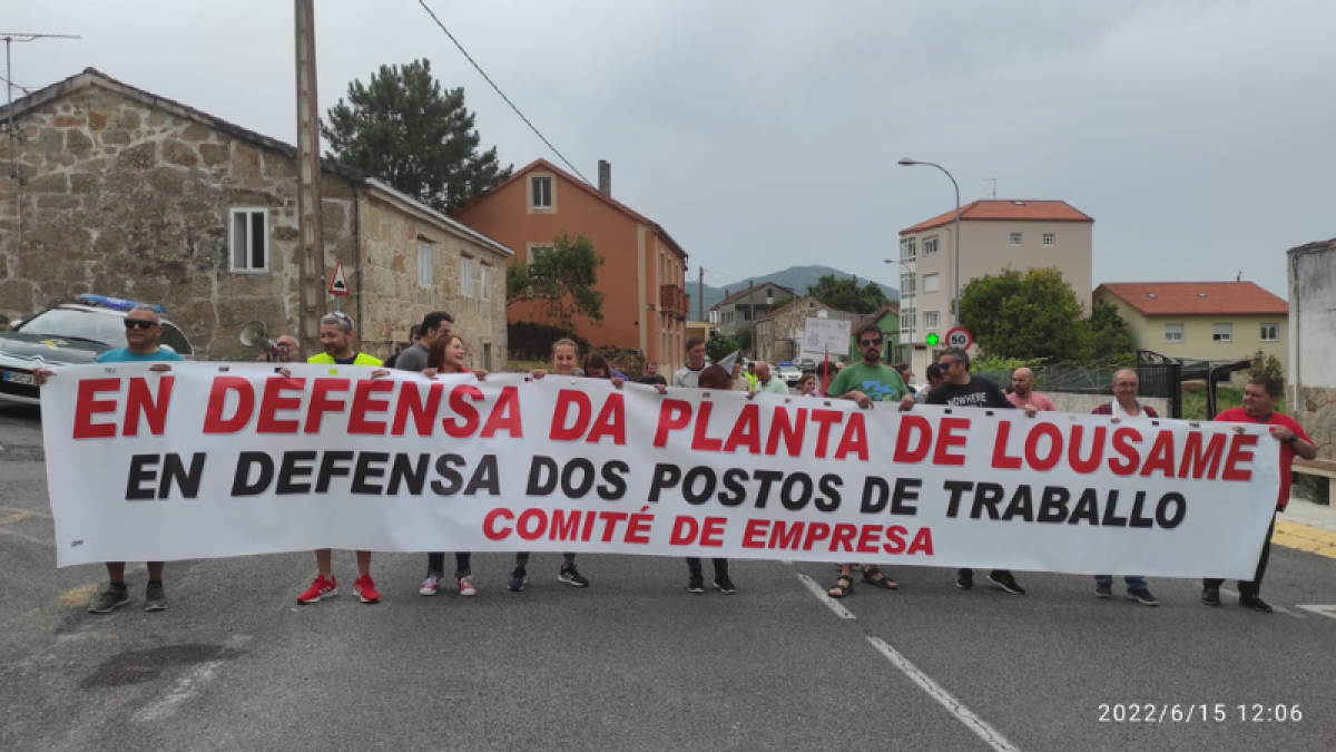 El comité de la planta de FCC en Lousame toma las calles de Carnota en defensa de su futuro