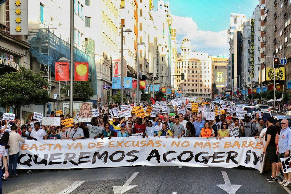 Ciudadanía y entidades sociales inundan la Gran Vía madrileña por las personas refugiadas