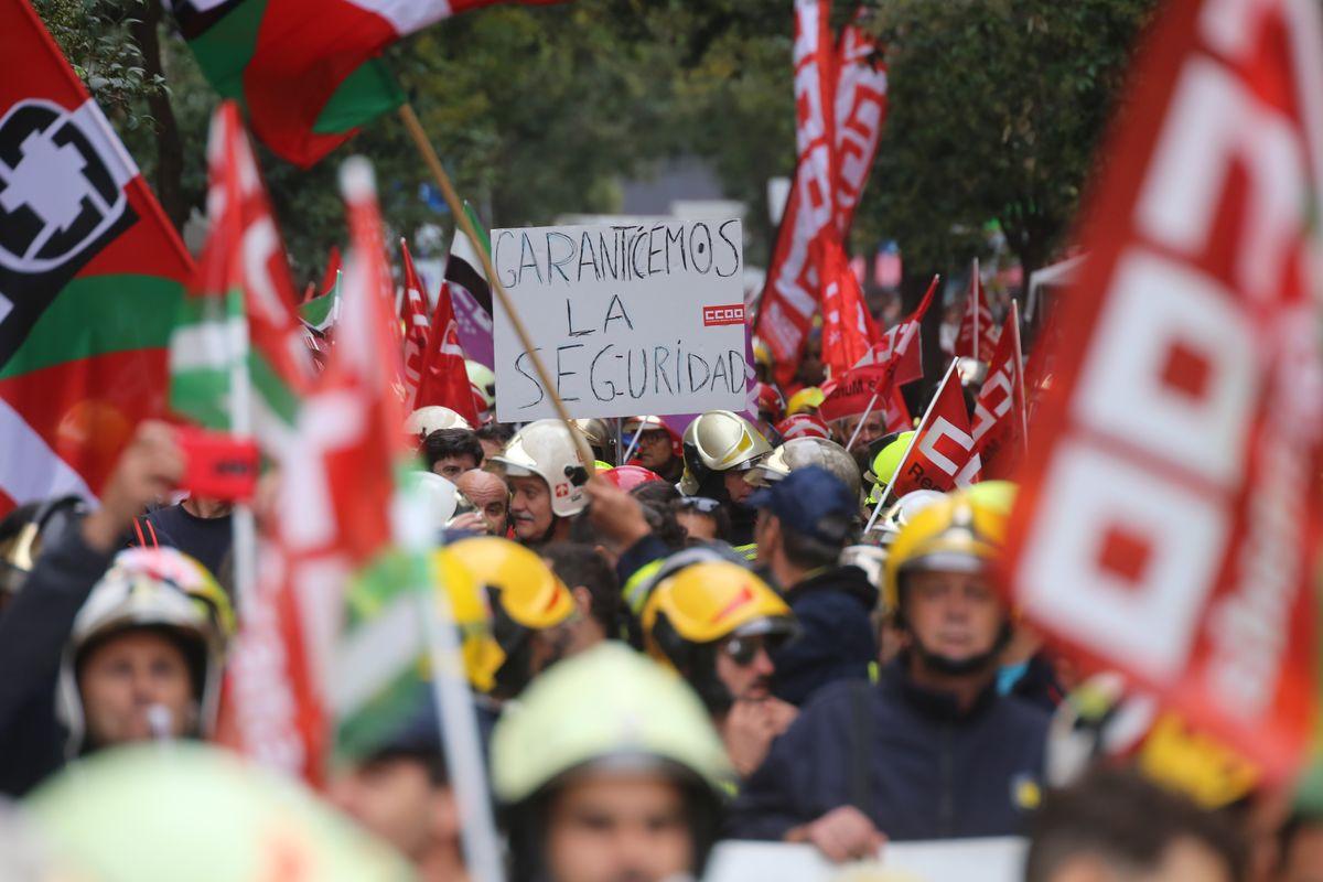 Manifestación en Madrid por una regulación estatal consensuada para los bomberos