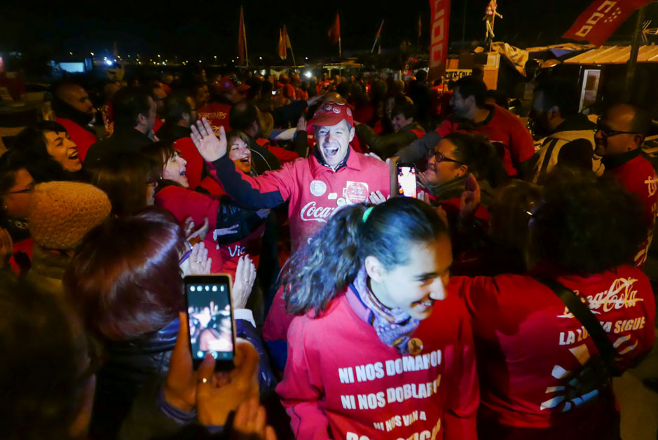 Los trabajadores de Coca Cola entran a trabajar en la fábrica tras más de un año de lucha
