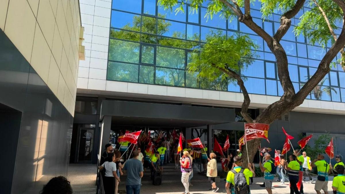 La plantilla de Urbaser se moviliza en Mercabarna ¡Por un convenio justo!