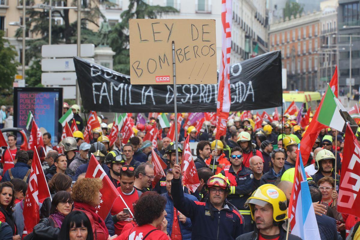 Manifestación en Madrid por una regulación estatal consensuada para los bomberos