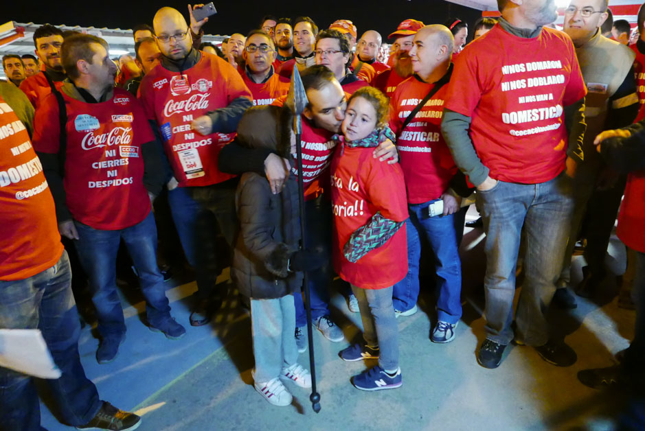 Los trabajadores de Coca Cola entran a trabajar en la fábrica tras más de un año de lucha