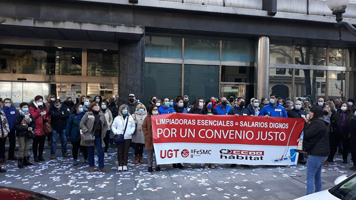 Concentración de la Limpieza de Edificios y Locales de Bilbao para exigir un convenio digno