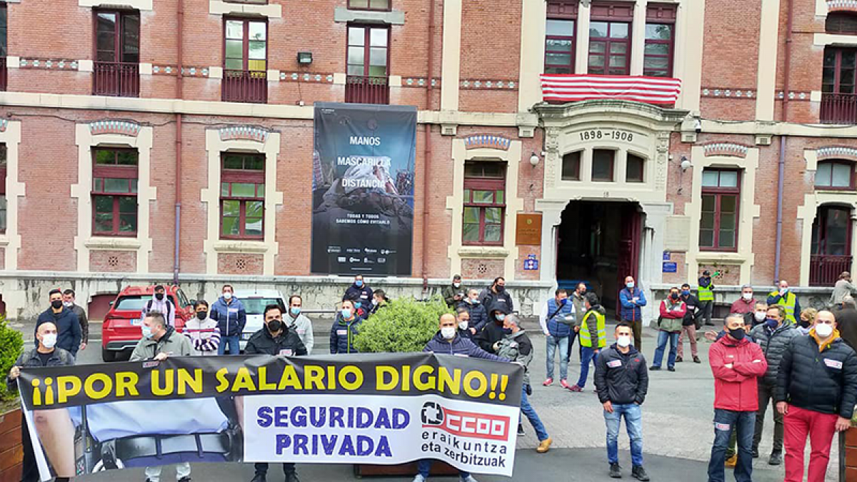 Las manifestaciones de vigilantes de seguridad privada se mantienen en el Hospital de Basurto en Bilbao