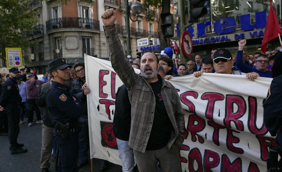Concentración en defensa de la EMT frente a la sede del PP en Madrid