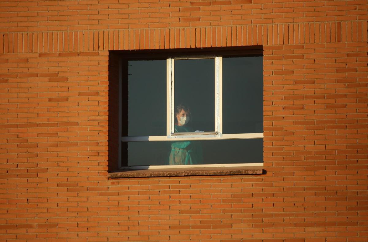 Casi 2.000 profesionales están de baja por COVID-19 en la Sanidad Pública madrileña y no son sustituidos