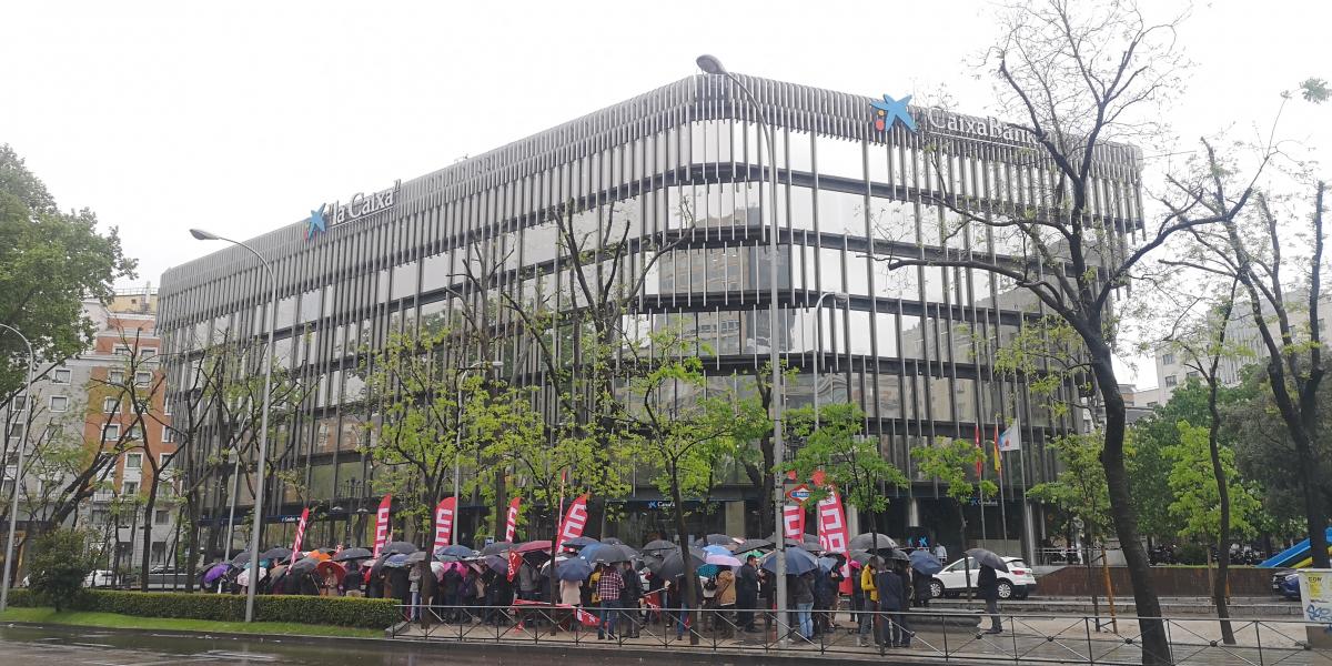 Concentración ante la sede de CaixaBank