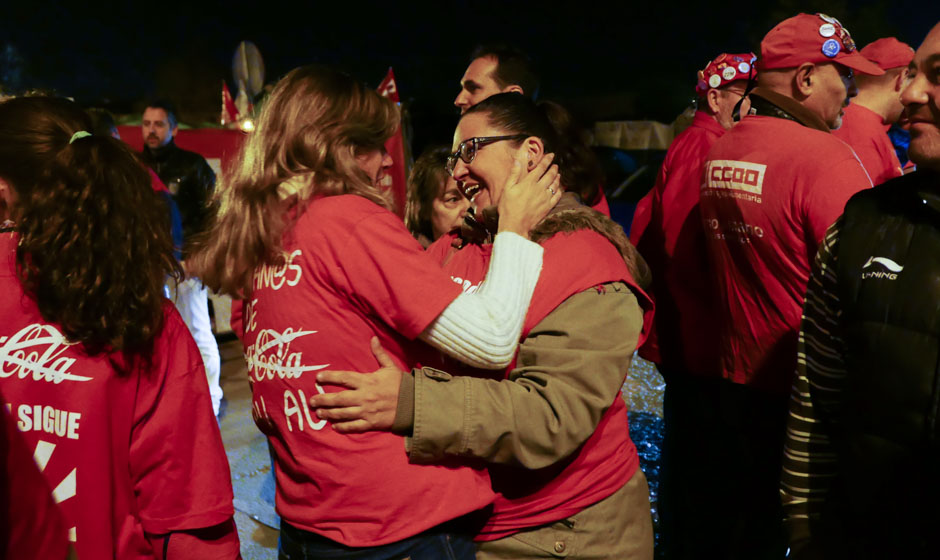Los trabajadores de Coca Cola entran a trabajar en la fábrica tras más de un año de lucha