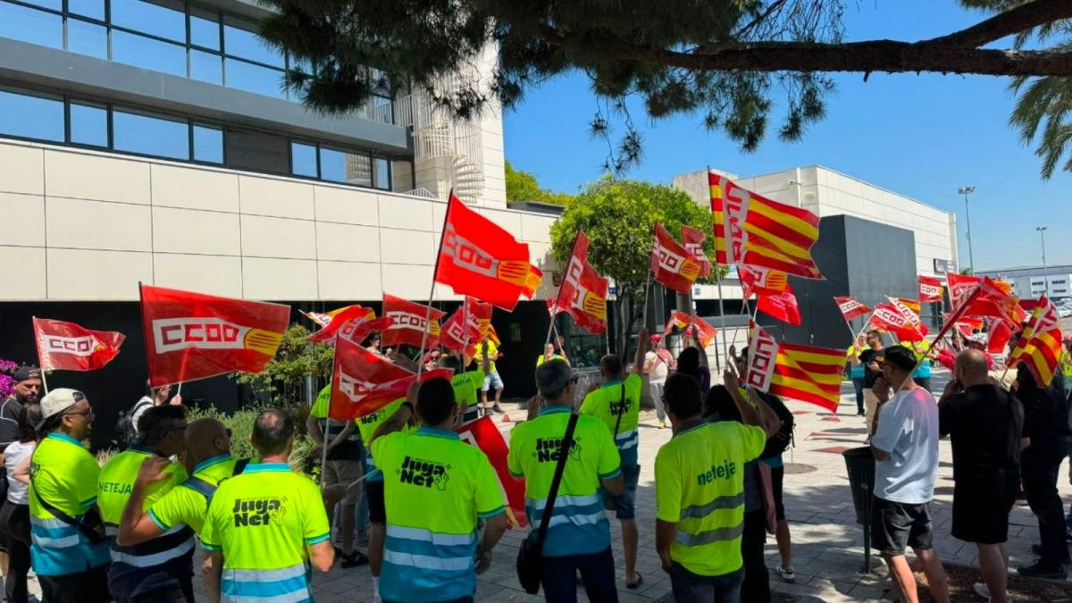 La plantilla de Urbaser se moviliza en Mercabarna ¡Por un convenio justo!