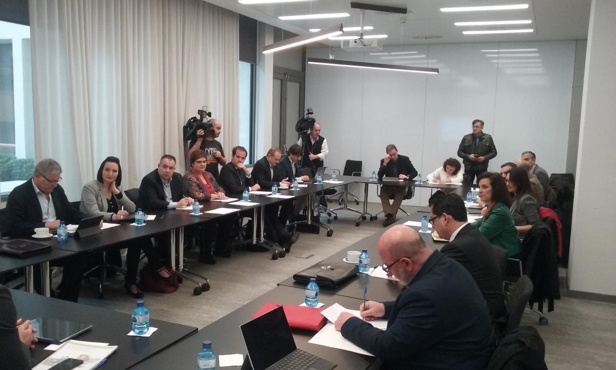 Jaime Cedrún y Eva Pérez (al fondo), en la reunión en la sede de la Consejería de Empleo