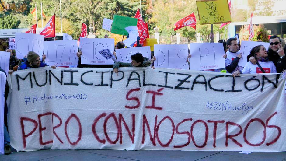 Concentración de trabajadoras de Linea Madrid en Cibeles