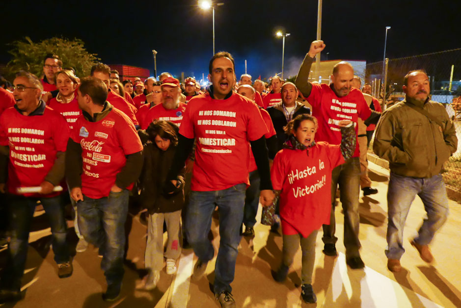 Los trabajadores de Coca Cola entran a trabajar en la fábrica tras más de un año de lucha