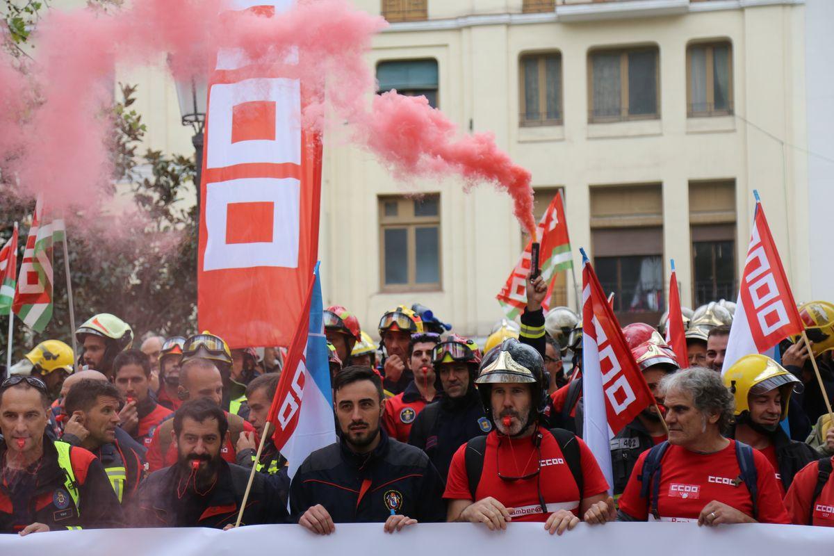 Manifestación en Madrid por una regulación estatal consensuada para los bomberos