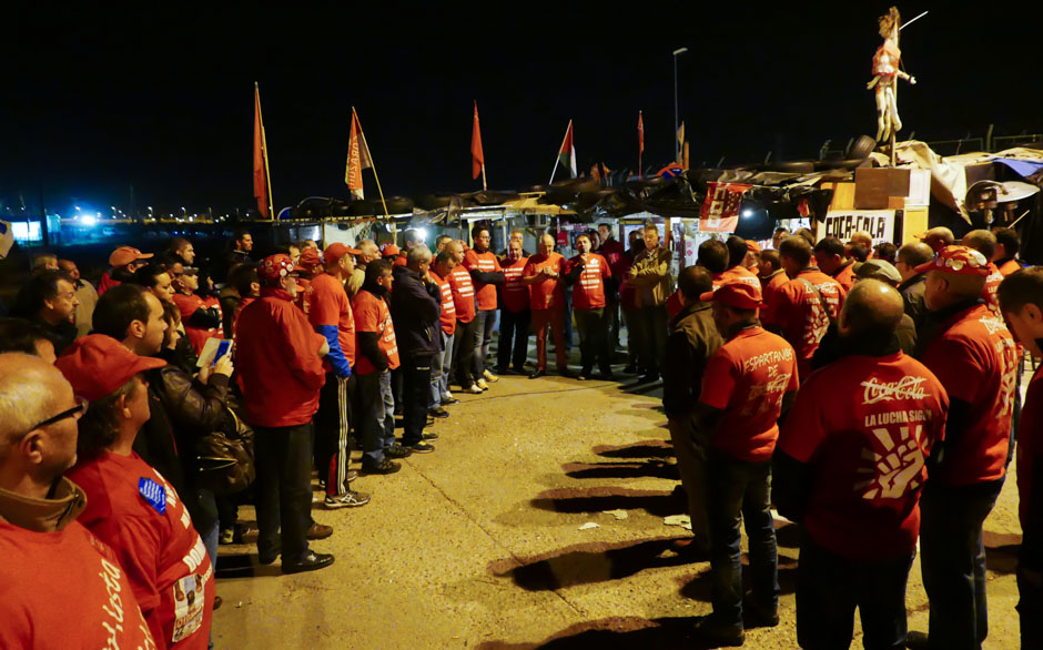 Los trabajadores de Coca Cola entran a trabajar en la fábrica tras más de un año de lucha