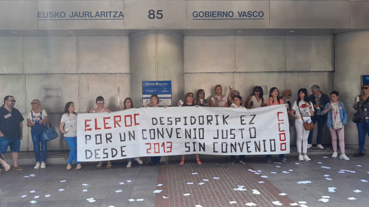 Concentración de trabajadoras y trabajadores de limpieza frente al Gobierno Vasco por un convenio digno