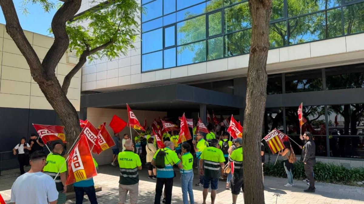 La plantilla de Urbaser se moviliza en Mercabarna ¡Por un convenio justo!