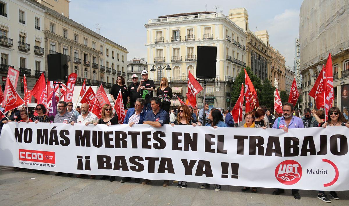 CCOO y UGT se han concentrado en Madrid para visibilizar el drama de la siniestralidad laboral y reclamar medidas más contundentes frente a la misma