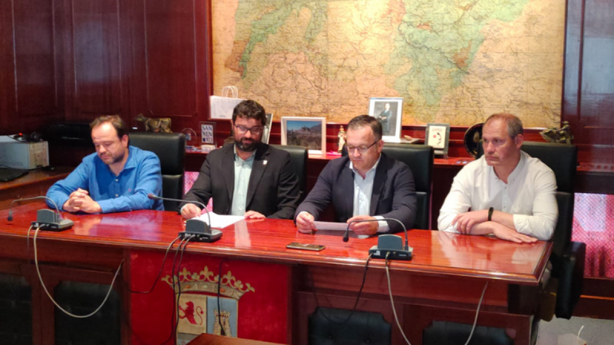 La Fundación Laboral de la Construcción de Asturias firma un convenio con el Ayuntamiento de Valdés para la cesión del aula formativa