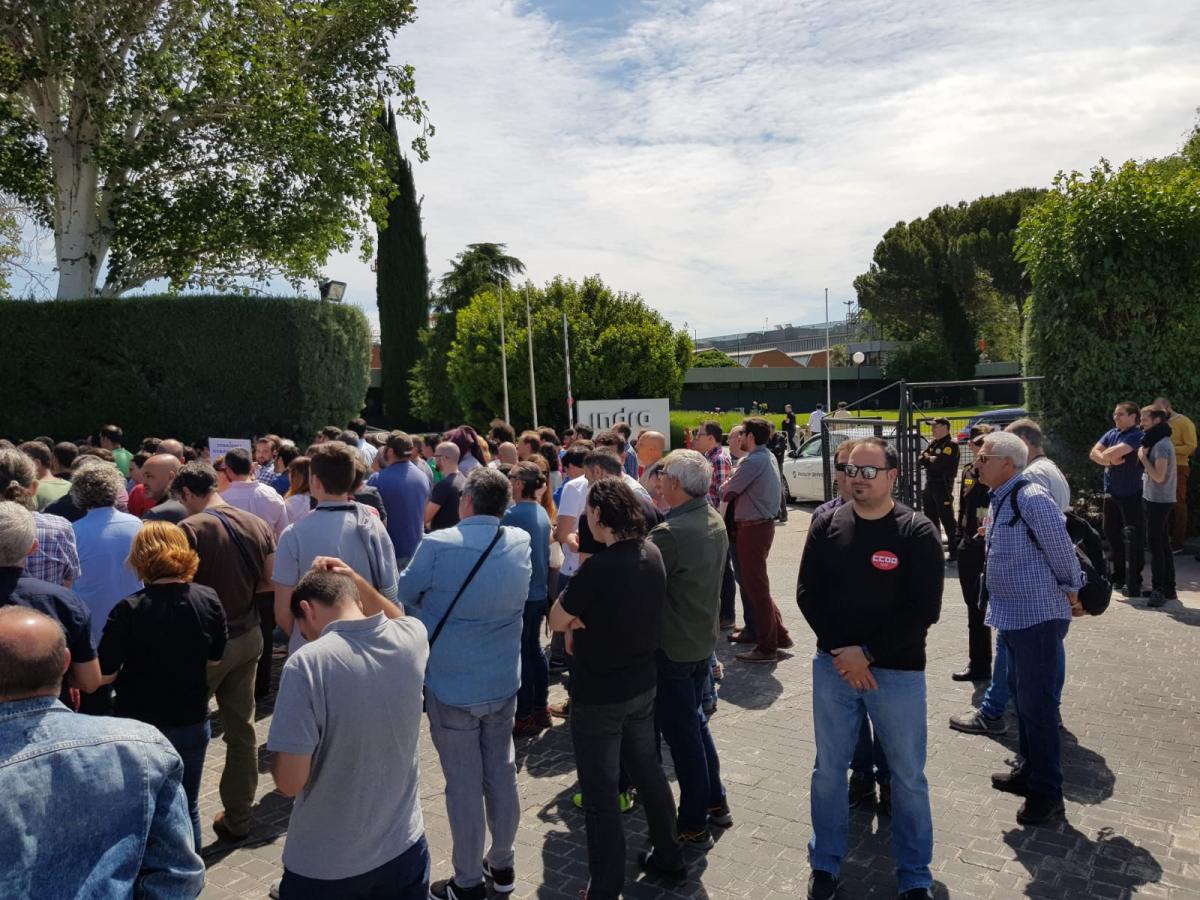 La plantilla de Indra protesta frente a la planta de Torrejón de Ardoz