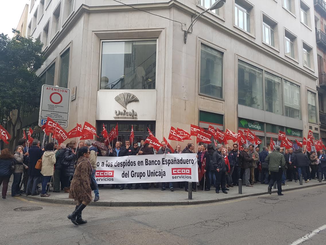 Concenttración ante la sede de Unicaja en Madrid